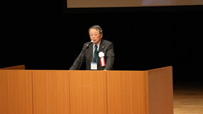 開催地ブロック協会として挨拶する粟飯原会長