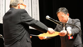 トラック輸送振興顕彰「鈴木賞」を受賞する浅井氏