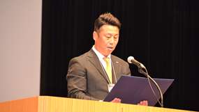 大会決議を読み上げる四国トラック青年協議会会長　西應氏
