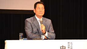記念講演のテーマ「人を育て、人を活かす人材活用術」について語る元プロ野球選手の中畑氏