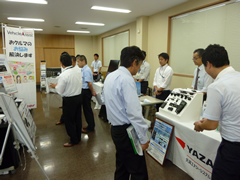 青森県トラック協会三八支部で「安全環境製品展示会」開催