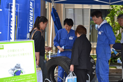 富山県トラック協会で「安全・環境対策製品」合同展示会開催