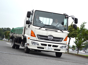 乗用車感覚で運転できる4トン車